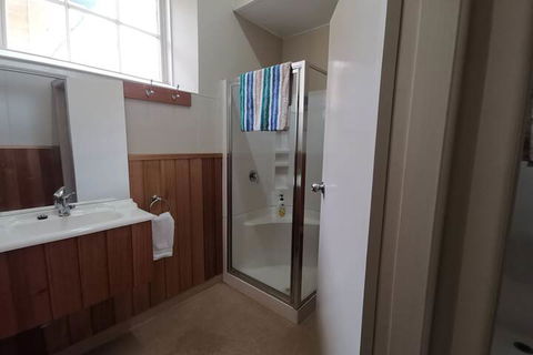 Mickey Bourke's Koroit Hotel - Accommodation Gladstone 6