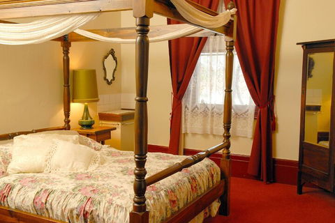 Mickey Bourke's Koroit Hotel - Accommodation Gladstone 7