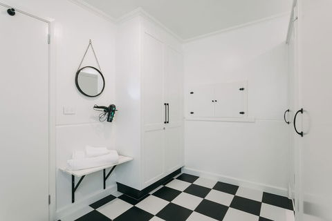 Deco Beach Luxury Apartments - Accommodation Gladstone 4