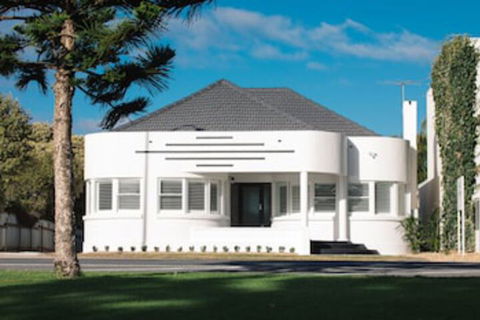 Deco Beach Luxury Apartments - Accommodation Gladstone 0
