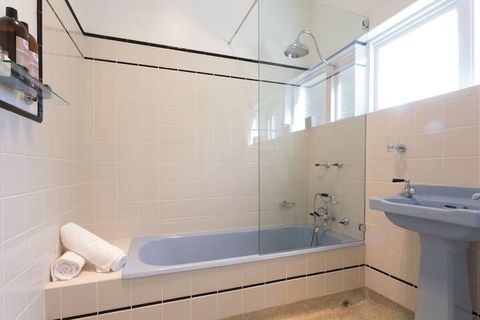 Deco Beach Luxury Apartments - Accommodation Gladstone 7