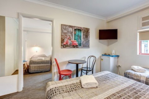 Arena Hotel - Accommodation Gladstone 0