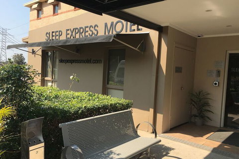 Arena Hotel - Accommodation Gladstone 2