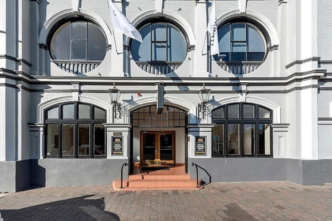 The Cornwall Historic Hotel - Accommodation Gladstone 2