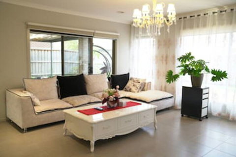 Cozy & Spacious House In Melbourne - Accommodation Gladstone 0