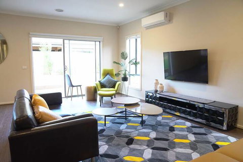 Beautiful Big House In Melbourne - Accommodation Gladstone 6