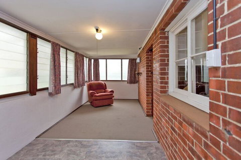 Red Brick Beauty - Central Cottage - Accommodation Gladstone 6