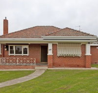 Red Brick Beauty - Central Cottage - Accommodation Gladstone