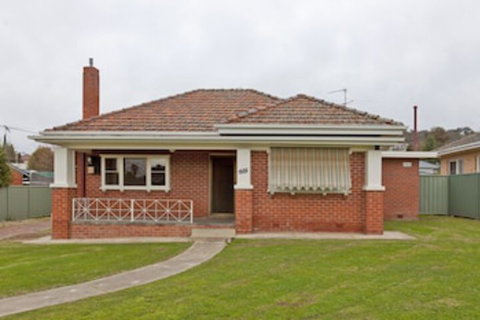 Red Brick Beauty - Central Cottage - Accommodation Gladstone 0