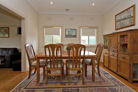 Red Brick Beauty - Central Cottage - Accommodation Gladstone 5