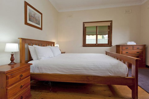 Red Brick Beauty - Central Cottage - Accommodation Gladstone 4