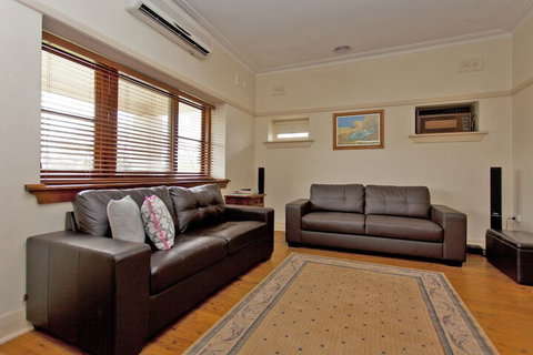 Red Brick Beauty - Central Cottage - Accommodation Gladstone 2