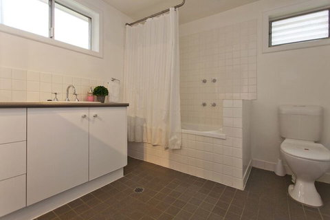 Red Brick Beauty - Central Cottage - Accommodation Gladstone 3