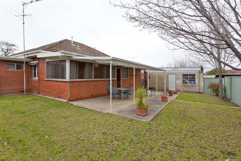 Red Brick Beauty - Central Cottage - Accommodation Gladstone 7