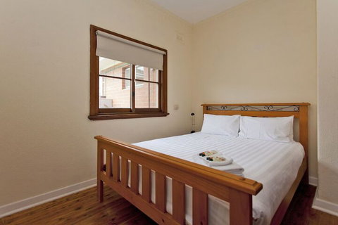 Red Brick Beauty - Central Cottage - Accommodation Gladstone 1