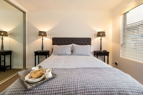 The Manhattan Central & Sophisticated - Accommodation Gladstone 5