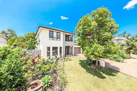 Large House With Pool - Accommodation Gladstone 1