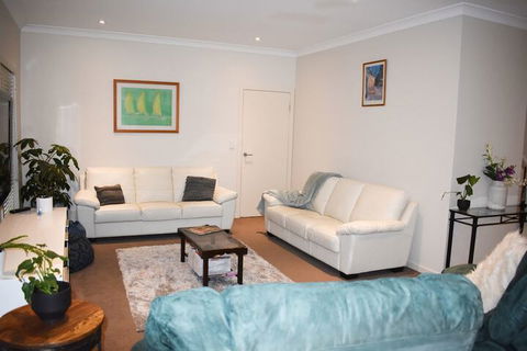 Large House With Pool - Accommodation Gladstone 3