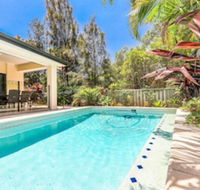 Large House with Pool - Accommodation Gladstone