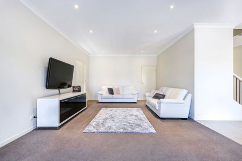 Large House With Pool - Accommodation Gladstone 5