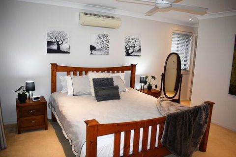 Large House With Pool - Accommodation Gladstone 7