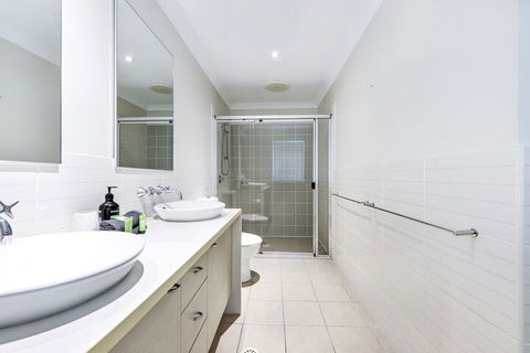 Large House With Pool - Accommodation Gladstone 4