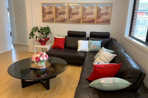 7 Bedrooms House For Big Group - Accommodation Gladstone 5