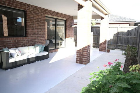 7 Bedrooms House For Big Group - Accommodation Gladstone 1