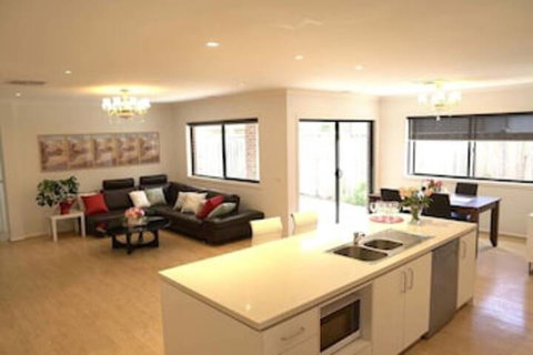 7 Bedrooms House For Big Group - Accommodation Gladstone 0