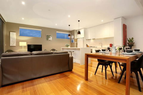 Essendon Sub Penthouse On Napier - Accommodation Gladstone 3