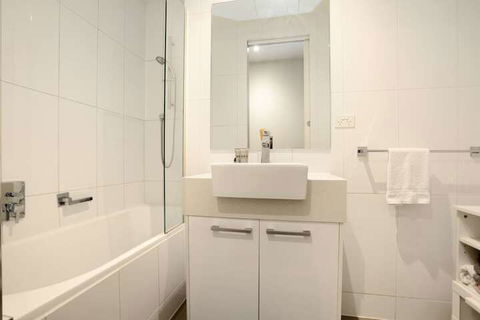 Essendon Sub Penthouse On Napier - Accommodation Gladstone 5