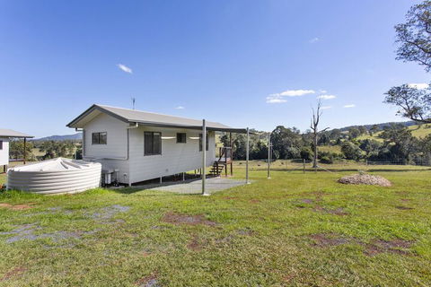 Valley Cabins By The Creek - Accommodation Gladstone 3