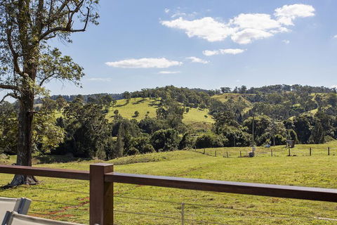 Valley Cabins By The Creek - Accommodation Gladstone 7