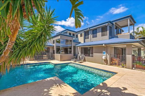 Gold Coast Stunning Waterfront Retreat By Hostrelax - Accommodation Gladstone 0