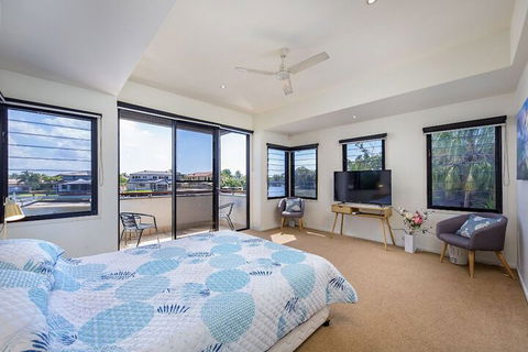 Gold Coast Stunning Waterfront Retreat By Hostrelax - Accommodation Gladstone 6