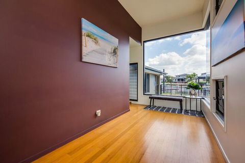 Gold Coast Stunning Waterfront Retreat By Hostrelax - Accommodation Gladstone 2