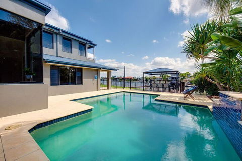 Gold Coast Stunning Waterfront Retreat By Hostrelax - Accommodation Gladstone 1