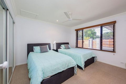 Gold Coast Stunning Waterfront Retreat By Hostrelax - Accommodation Gladstone 3