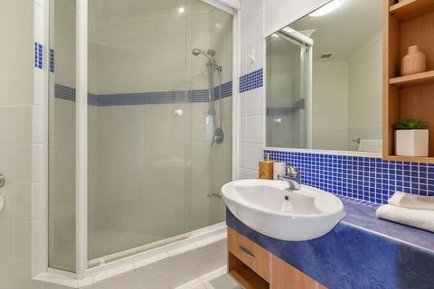BEACH BLISS LUXURIOUS APARTMENT With POOL - Accommodation Gladstone 2