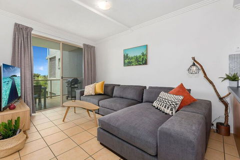 BEACH BLISS LUXURIOUS APARTMENT With POOL - Accommodation Gladstone 3