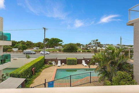BEACH BLISS LUXURIOUS APARTMENT With POOL - Accommodation Gladstone 1