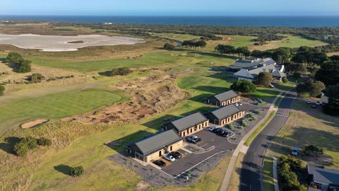 13th Beach Golf Lodges - Accommodation Gladstone 4