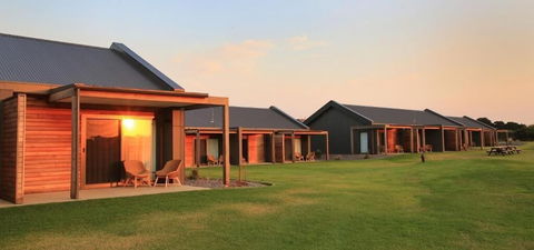 13th Beach Golf Lodges - Accommodation Gladstone 1