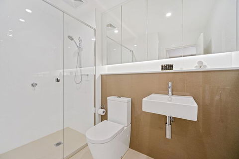 HomeHotel New & Comfort 3 Bedrooms - Accommodation Gladstone 1