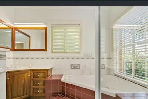 Angaston House - Accommodation Gladstone 1