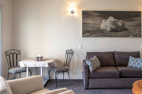 Angaston House - Accommodation Gladstone 5