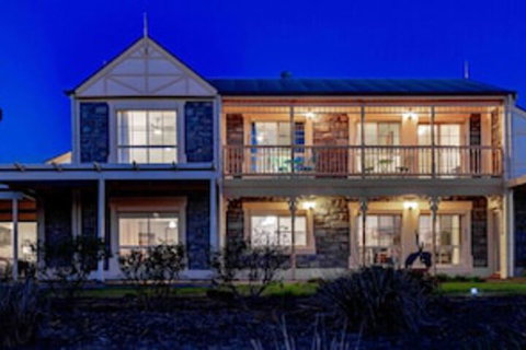 Angaston House - Accommodation Gladstone 0