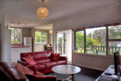 Cove Beach Apartment 1 - Accommodation Gladstone 1