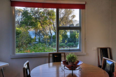 Cove Beach Apartment 1 - Accommodation Gladstone 5