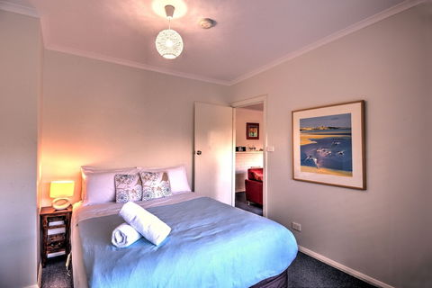 Cove Beach Apartment 1 - Accommodation Gladstone 4